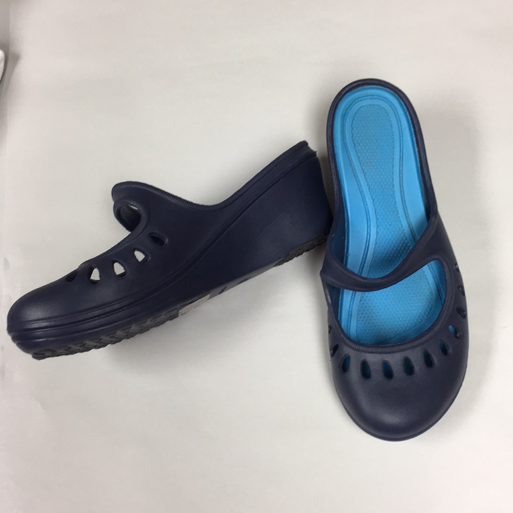 Wedge like croc heels,